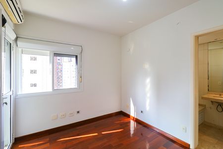Apartamento para alugar com 244m², 4 quartos e 4 vagas