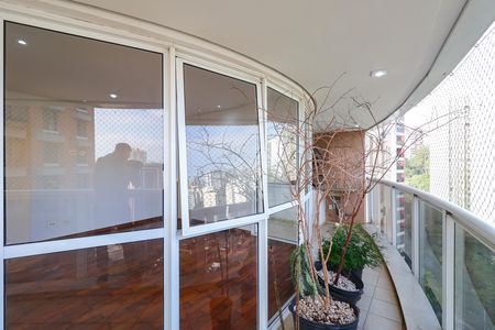 Apartamento para alugar com 244m², 4 quartos e 4 vagas