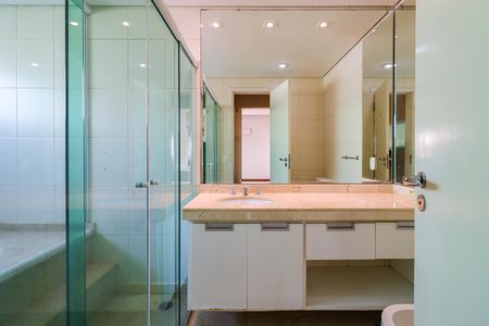 Apartamento para alugar com 244m², 4 quartos e 4 vagas