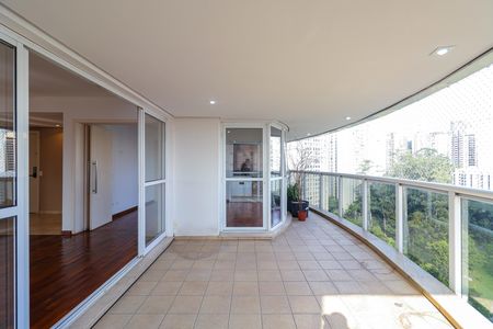 Apartamento para alugar com 244m², 4 quartos e 4 vagas