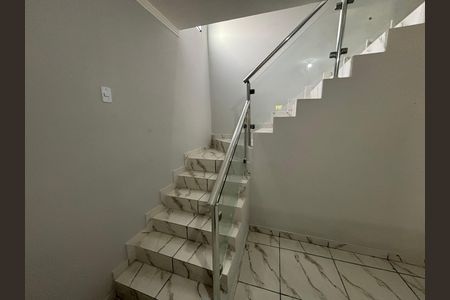 Escada  de casa para alugar com 3 quartos, 130m² em Vila Romanopolis, Ferraz de Vasconcelos