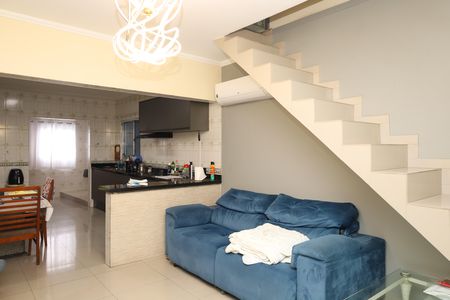 Sala de casa para alugar com 3 quartos, 150m² em Vila Carmosina, São Paulo