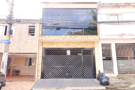 Casa à venda com 150m², 3 quartos e 2 vagasFachada do imóvel - Placa instalada no portão - Código YMAV-492