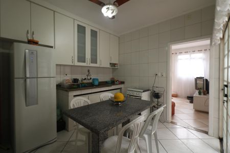 Casa à venda com 237m², 2 quartos e 4 vagasCasa do Fundos