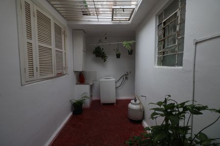 Casa à venda com 237m², 2 quartos e 4 vagasCasa do Fundos