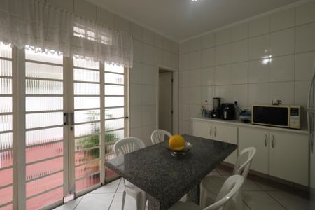 Casa à venda com 237m², 2 quartos e 4 vagasCasa do Fundos