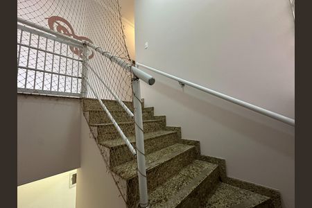 Casa para alugar com 150m², 3 quartos e 2 vagas Casa para alugar com 150m², 3 quartos e 2 vagasEscada