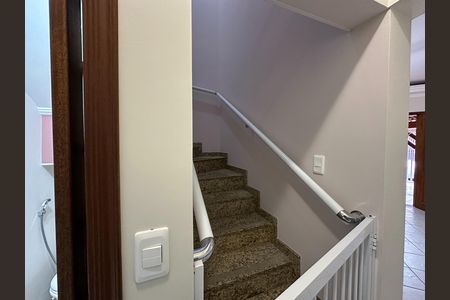 Casa para alugar com 150m², 3 quartos e 2 vagas Casa para alugar com 150m², 3 quartos e 2 vagasEscada