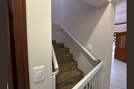 Casa para alugar com 150m², 3 quartos e 2 vagas Casa para alugar com 150m², 3 quartos e 2 vagasEscada