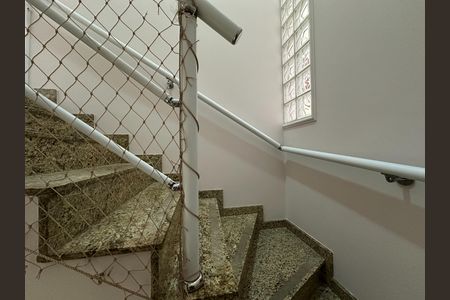 Casa para alugar com 150m², 3 quartos e 2 vagas Casa para alugar com 150m², 3 quartos e 2 vagasEscada