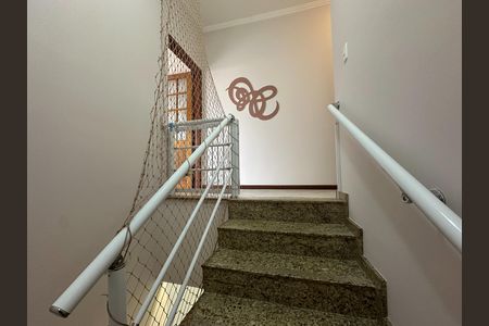 Casa para alugar com 150m², 3 quartos e 2 vagas Casa para alugar com 150m², 3 quartos e 2 vagasEscada