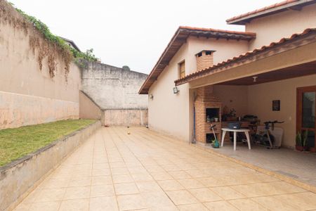 Casa à venda com 225m², 3 quartos e 5 vagas Casa à venda com 225m², 3 quartos e 5 vagasQuintal