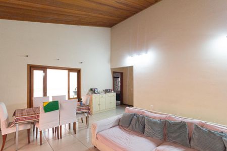 Casa à venda com 225m², 3 quartos e 5 vagas Casa à venda com 225m², 3 quartos e 5 vagasSala