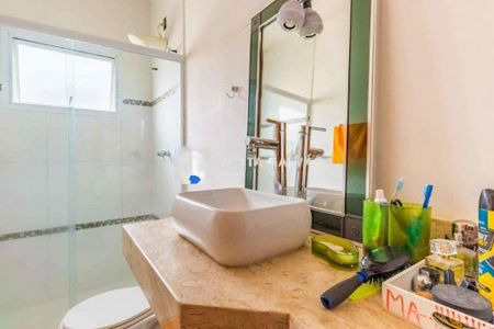 Casa de condomínio à venda com 235m², 3 quartos e 4 vagas