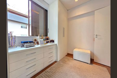 Apartamento à venda com 270m², 4 quartos e 4 vagas Apartamento à venda com 270m², 4 quartos e 4 vagasQuarto 2 - closet