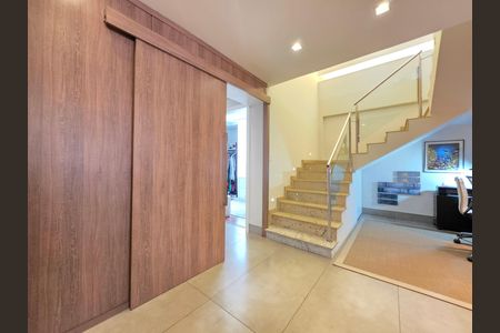 Apartamento à venda com 270m², 4 quartos e 4 vagas Apartamento à venda com 270m², 4 quartos e 4 vagasEscritório