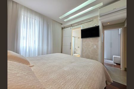 Apartamento à venda com 270m², 4 quartos e 4 vagas Apartamento à venda com 270m², 4 quartos e 4 vagasQuarto Suíte 1