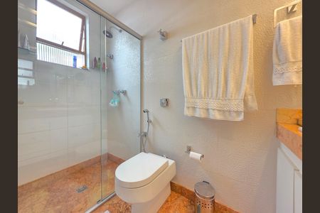 Apartamento à venda com 270m², 4 quartos e 4 vagas Apartamento à venda com 270m², 4 quartos e 4 vagasBanheiro da Suíte 1
