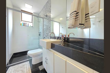 Apartamento à venda com 270m², 4 quartos e 4 vagas Apartamento à venda com 270m², 4 quartos e 4 vagasBanheiro da Suíte 3