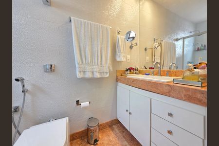 Apartamento à venda com 270m², 4 quartos e 4 vagas Apartamento à venda com 270m², 4 quartos e 4 vagasBanheiro da Suíte 1