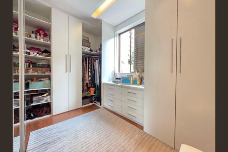 Apartamento à venda com 270m², 4 quartos e 4 vagas Apartamento à venda com 270m², 4 quartos e 4 vagasQuarto 2 - closet