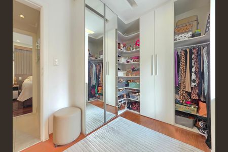 Apartamento à venda com 270m², 4 quartos e 4 vagas Apartamento à venda com 270m², 4 quartos e 4 vagasQuarto 2 - closet