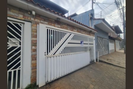Casa à venda com 188m², 3 quartos e 2 vagas Casa à venda com 188m², 3 quartos e 2 vagasFachada do imóvel com placa QuintoAndar