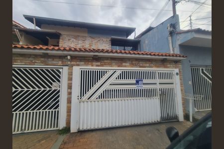 Casa à venda com 188m², 3 quartos e 2 vagas Casa à venda com 188m², 3 quartos e 2 vagasFachada do imóvel com placa QuintoAndar