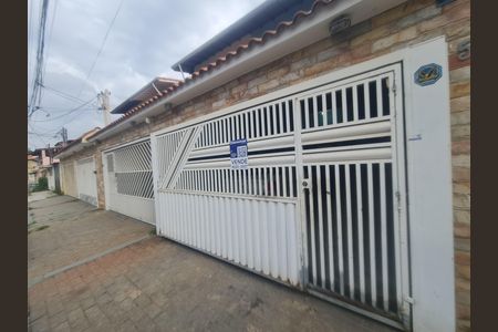 Casa à venda com 188m², 3 quartos e 2 vagas Casa à venda com 188m², 3 quartos e 2 vagasFachada do imóvel com placa QuintoAndar