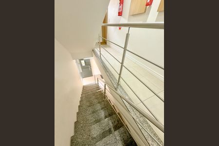 Apartamento para alugar com 55m², 2 quartos e sem vagaEscada