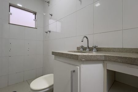 Casa para alugar com 330m², 4 quartos e 5 vagasBanheiro 1