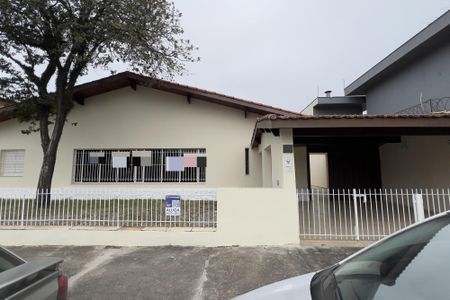 Casa para alugar com 330m², 4 quartos e 5 vagasFachada com placa