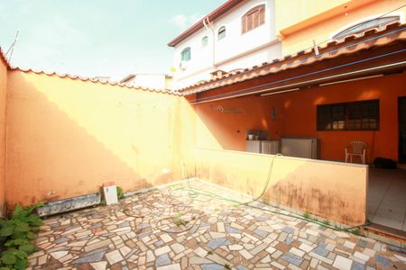 Casa para alugar com 274m², 3 quartos e 6 vagasQuintal