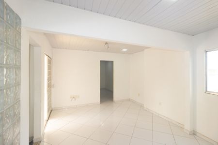 Casa para alugar com 70m², 2 quartos e sem vaga Casa para alugar com 70m², 2 quartos e sem vagaSala