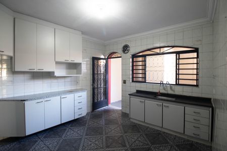 Casa para alugar com 200m², 3 quartos e 2 vagas Casa para alugar com 200m², 3 quartos e 2 vagasCozinha - Armários