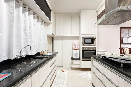 Casa à venda com 200m², 3 quartos e 8 vagas Casa à venda com 200m², 3 quartos e 8 vagasCozinha