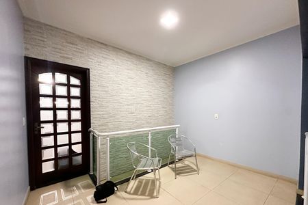 Casa à venda com 200m², 3 quartos e 8 vagas Casa à venda com 200m², 3 quartos e 8 vagasEntrada