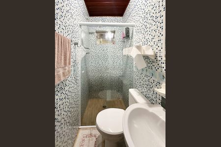 Casa à venda com 200m², 3 quartos e 8 vagas Casa à venda com 200m², 3 quartos e 8 vagasBanheiro de serviço