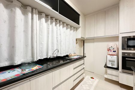 Casa à venda com 200m², 3 quartos e 8 vagas Casa à venda com 200m², 3 quartos e 8 vagasCozinha