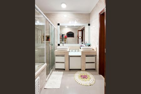 Casa à venda com 200m², 3 quartos e 8 vagas Casa à venda com 200m², 3 quartos e 8 vagasBanheiro da Suíte 1
