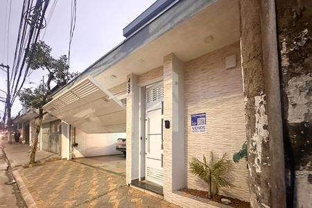 Casa à venda com 200m², 3 quartos e 8 vagas Casa à venda com 200m², 3 quartos e 8 vagasFachada