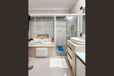 Casa à venda com 200m², 3 quartos e 8 vagas Casa à venda com 200m², 3 quartos e 8 vagasBanheiro da Suíte 1