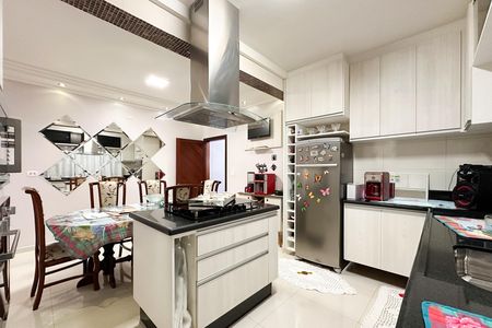 Casa à venda com 200m², 3 quartos e 8 vagas Casa à venda com 200m², 3 quartos e 8 vagasCozinha