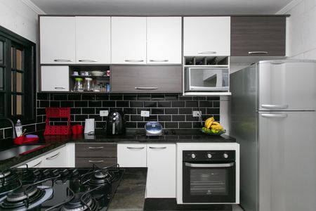 Casa à venda com 75m², 2 quartos e 2 vagas Casa à venda com 75m², 2 quartos e 2 vagasCozinha