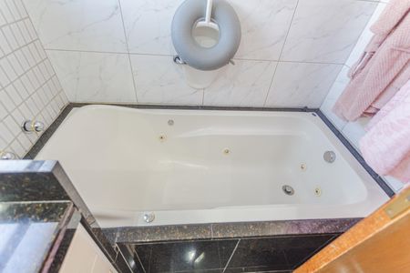 Apartamento à venda com 160m², 4 quartos e 3 vagasBanheira do Banheiro da Suíte 1