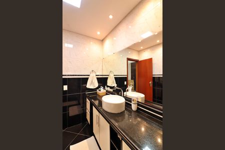 Casa à venda com 450m², 4 quartos e 2 vagasQuarto 3 - Suíte Banheiro 