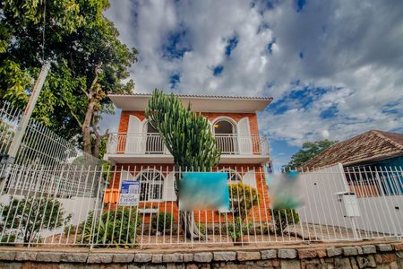 Casa para alugar com 204m², 3 quartos e 4 vagas Casa para alugar com 204m², 3 quartos e 4 vagasFachada