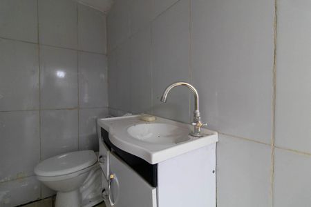 Banheiro de casa para alugar com 2 quartos, 50m² em Medianeira, Porto Alegre