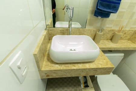 Banheiro de apartamento à venda com 3 quartos, 56m² em Jardim Santa Teresinha, São Paulo
