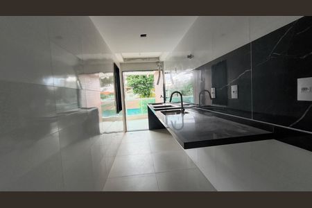 Apartamento à venda com 80m², 3 quartos e 2 vagas Apartamento à venda com 80m², 3 quartos e 2 vagasCozinha e Área de Serviço